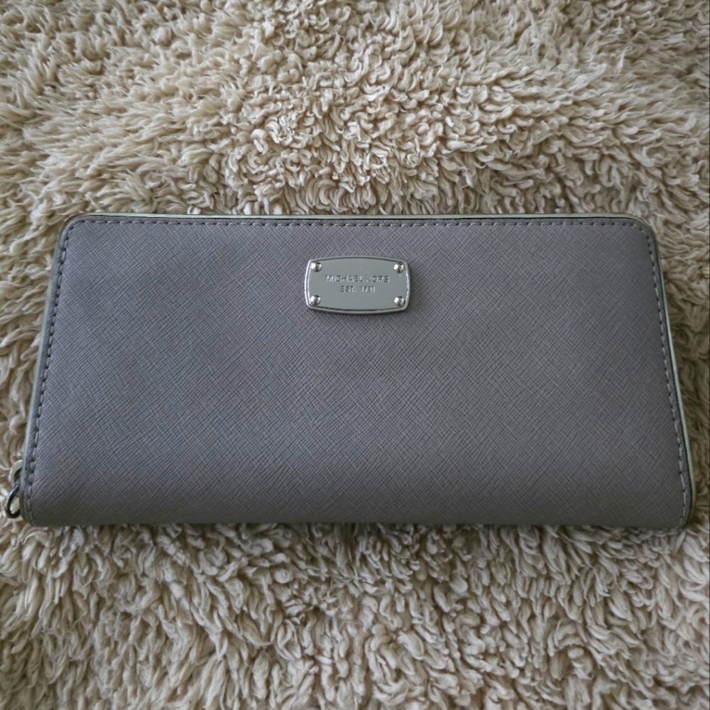 Michael Kors Jet Set Gray Saffiano Leather Zip Around Continental Wallet EUC